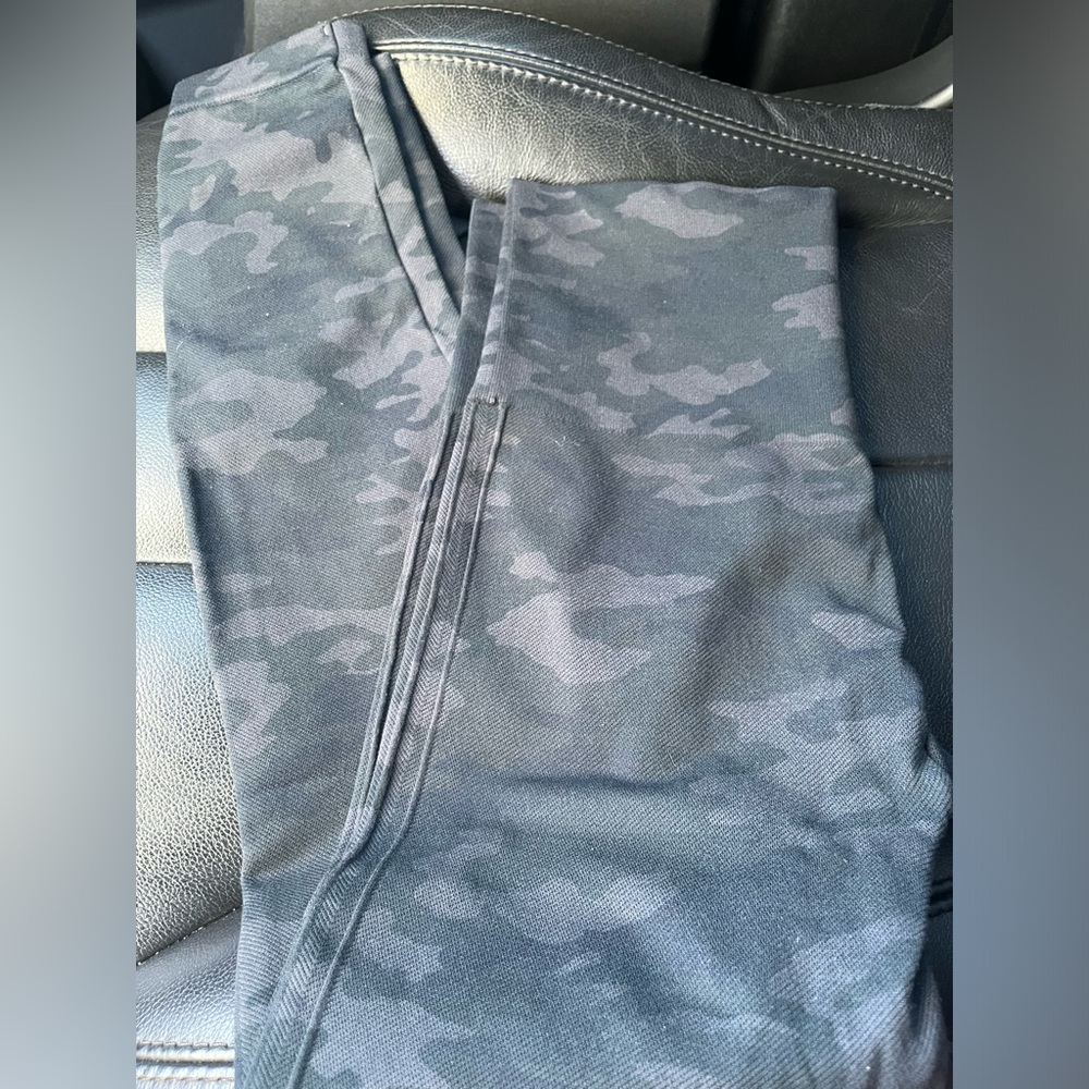 Spanx Seamless Look At Me Now Camo Leggings - Picture 6 of 10